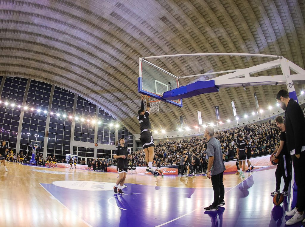 SPEKTAKL Pogledajte atmosferu na Beogradskom sajmu gde Partizan igra protiv AEK-a! (VIDEO)
