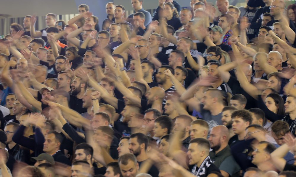 „GROBARI“ ZADIVILI PARIZ Čuveni francuski list posvetio stranu o navijačima Partizana (FOTO)