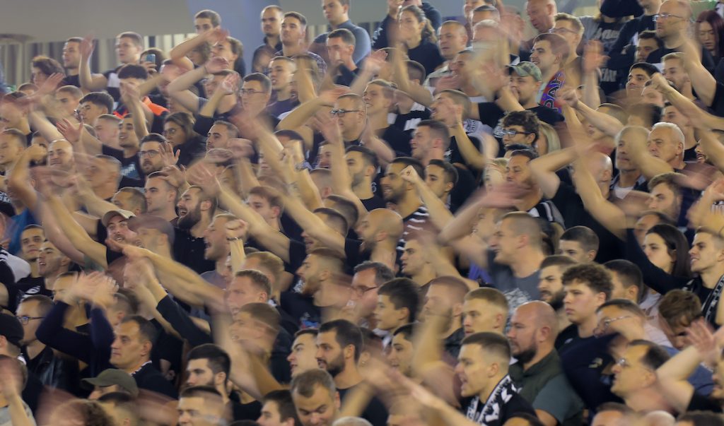 „GROBARI“ ZADIVILI PARIZ Čuveni francuski list posvetio stranu o navijačima Partizana (FOTO)