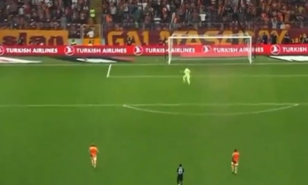 GDE SI POŠAO, GOLMANE? Galatasaraj primio gol sa pola terena (VIDEO)