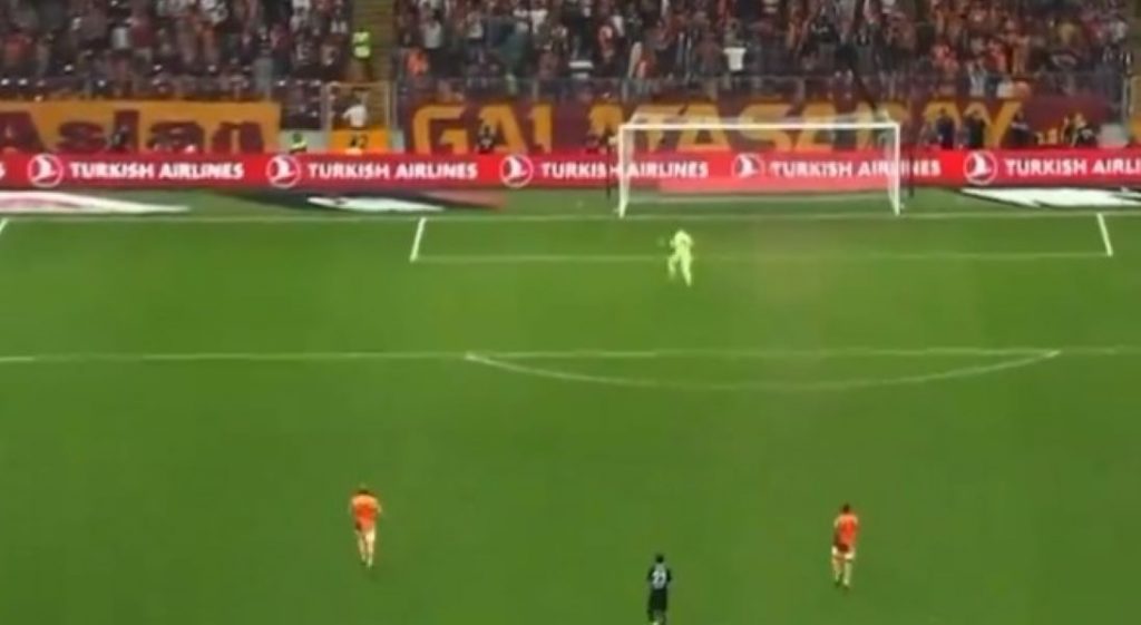 GDE SI POŠAO, GOLMANE? Galatasaraj primio gol sa pola terena (VIDEO)