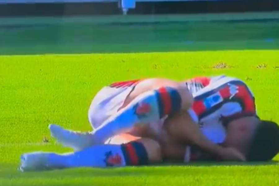 JEZIVA SCENA U VENECIJI Hteo je da ispuca loptu što dalje od gola, a umesto toga slomio je nogu (VIDEO)