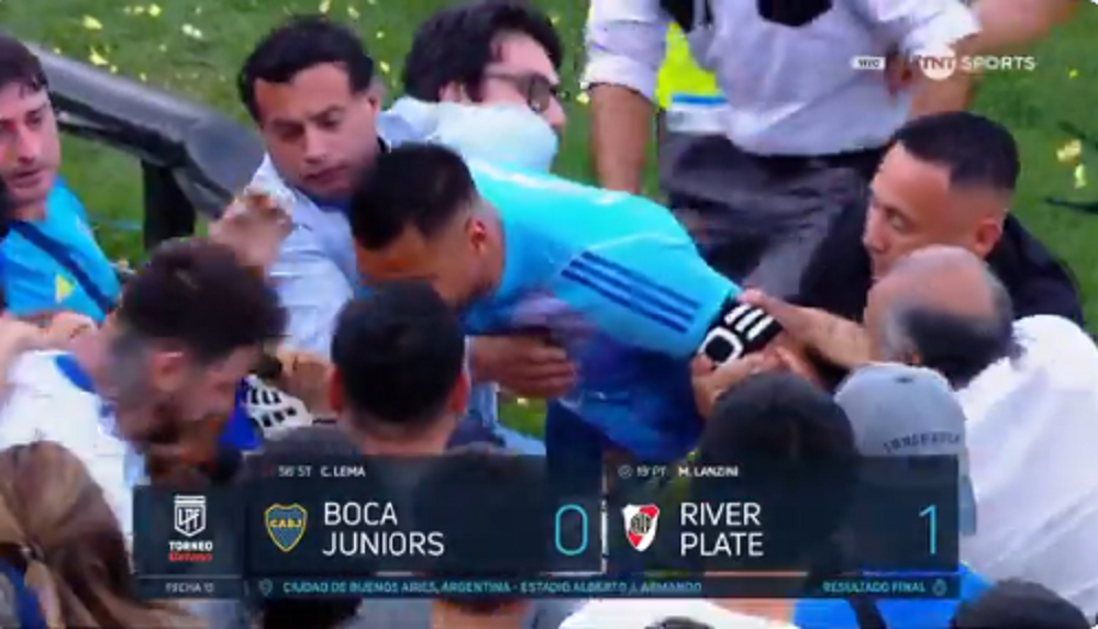 HAOS NA „SUPERKLASIKU“ Golman Boke uleteo na tribinu kako bi se tukao sa svojim navijačima (VIDEO)