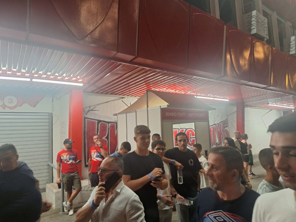 SPECIJALNA PODRŠKA Sin legende našeg fudbala bodrio „orlove“ na „Marakani“ (VIDEO)