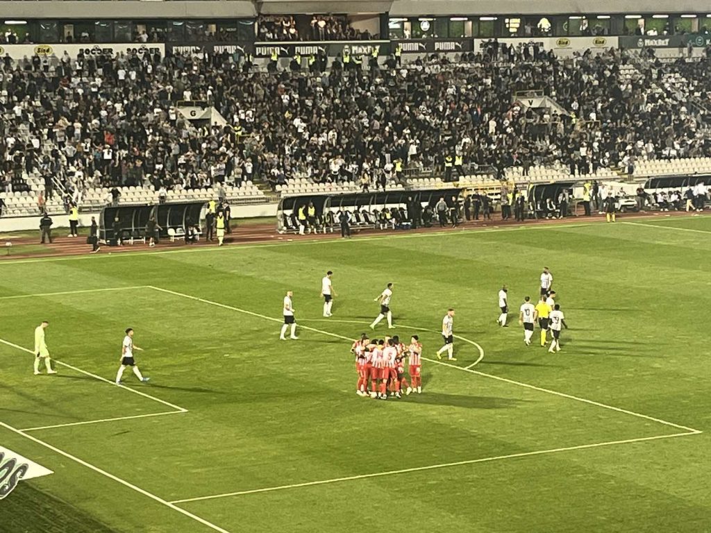 BURAN POČETAK U HUMSKOJ Zvezda povela iz penala, „Grobari“ pozvali igrače da prekinu utakmicu! Jedan navijač utrčao na teren… (VIDEO)