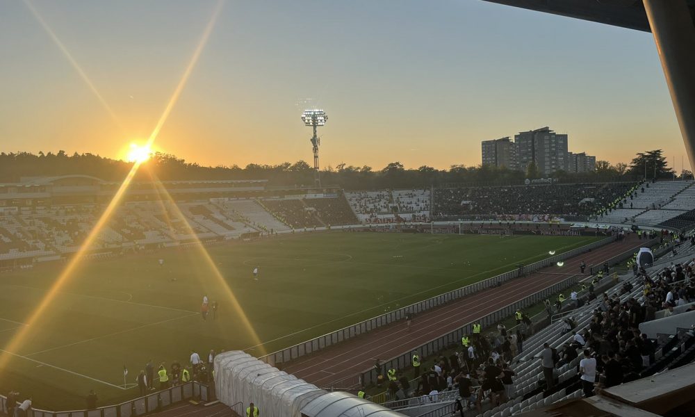 REAKCIJA „GROBARA“ NA ZVEZDINE IGRAČE Crveno-beli izašli da osete teren, dočekale ih salve uvreda (VIDEO)