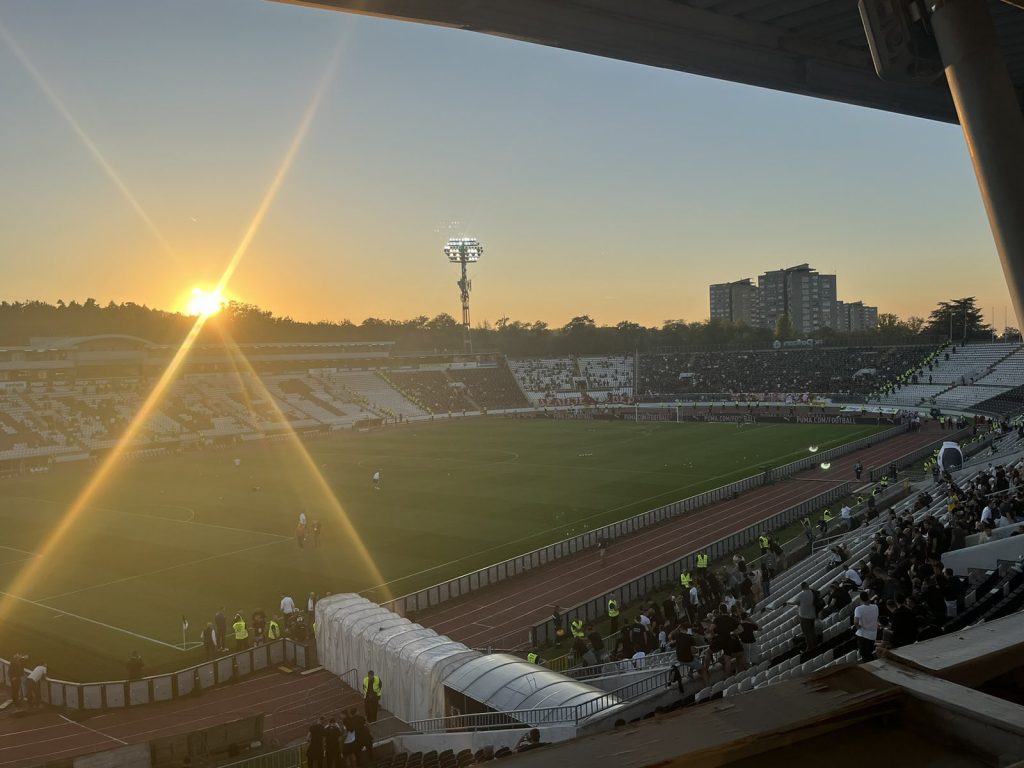 REAKCIJA „GROBARA“ NA ZVEZDINE IGRAČE Crveno-beli izašli da osete teren, dočekale ih salve uvreda (VIDEO)