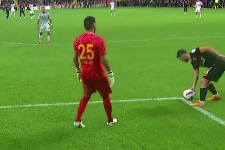 KO JE SADA U PRAVU?! U Turskoj repriza kranje bizarne situacije iz Novog Sada, ali sudija nije dosudio penal! (VIDEO)