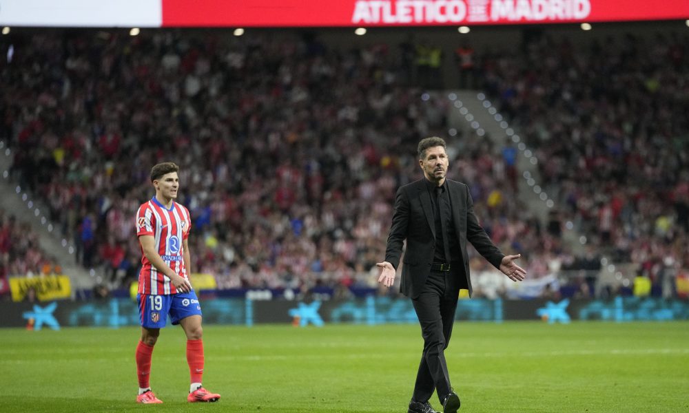 HAOS U MADRIDU Navijači svim i svačim zasuli golmana… Igrači i trener prišli da ih smiruju (VIDEO)