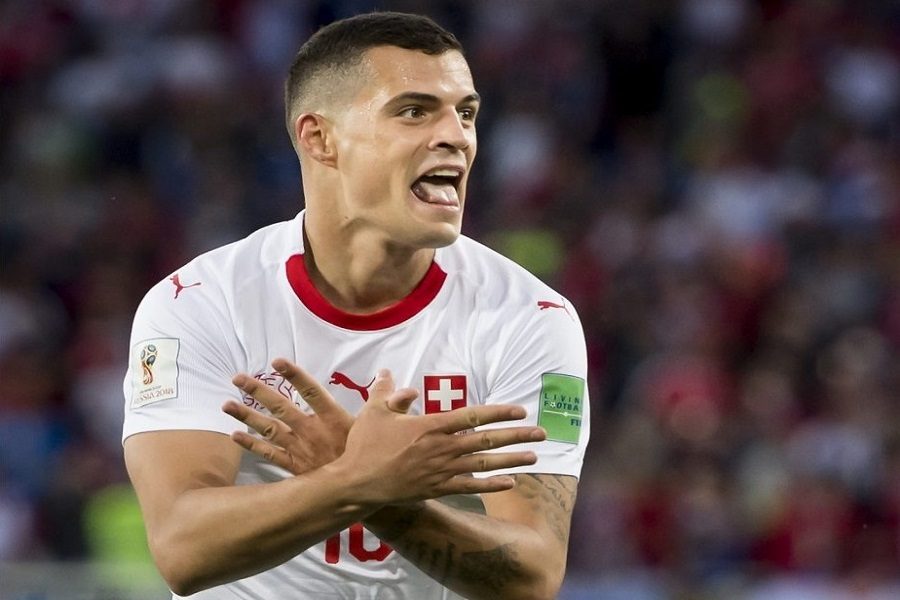 STRAH OD DOLASKA U BEOGRAD? Džaka divljačkim potezima dobio dva žuta kartona u četiri minuta… Mogao bi da propusti susret sa Srbijom (VIDEO)