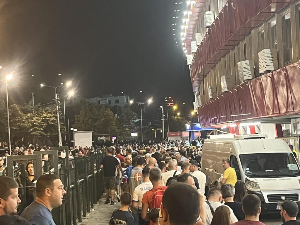 SRBIJA, IPAK, VERUJE „ORLOVIMA“ Da li ste ovo očekivali? Reke ljudi ispred „Marakane“ (FOTO/VIDEO)