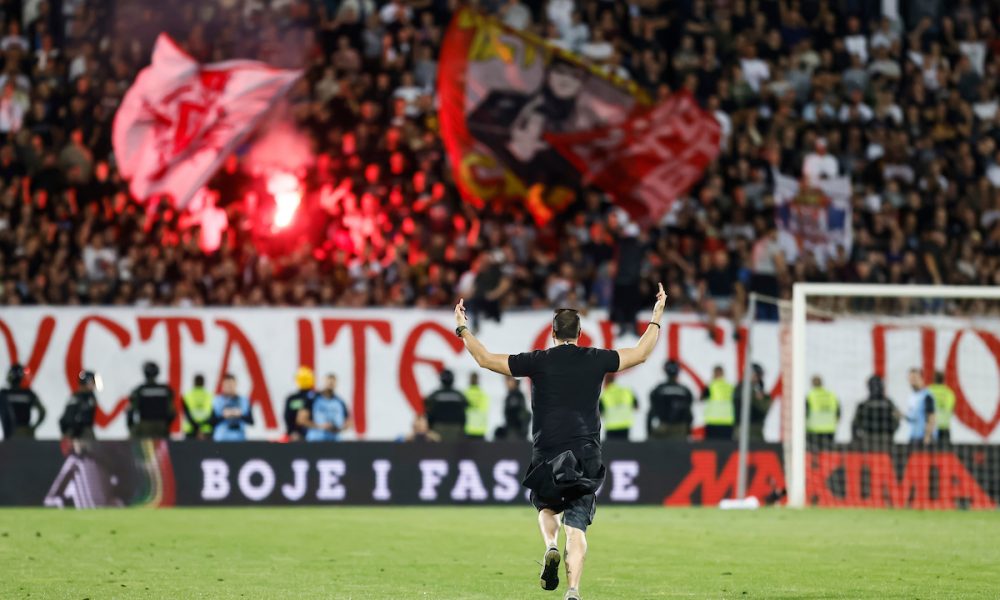 SPORAZUM Poznata kazna za navijača koji je tokom derbija upao na teren… Evo koliko će da plati i koliko dugo ne može da dođe na stadione