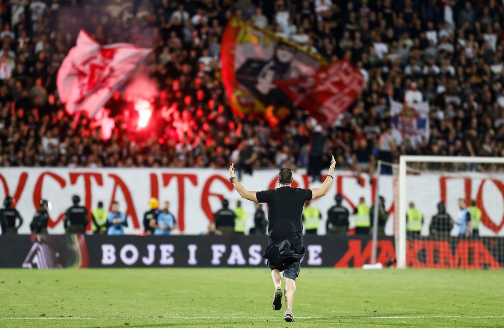 SPORAZUM Poznata kazna za navijača koji je tokom derbija upao na teren… Evo koliko će da plati i koliko dugo ne može da dođe na stadione