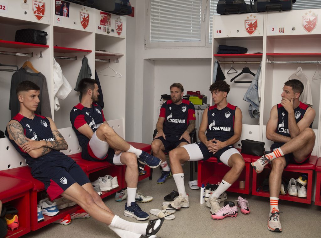 ZVEZDA „MORA“ DA RENOVIRA SVLAČIONICU Gužva! Milojević na raspolaganju ima tri tima! Evo kako bi trebalo da izgleda startnih 11…