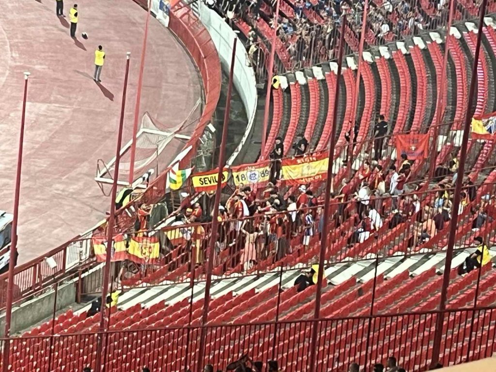 NEUOBIČAJENO NAVIJANJE Španski navijači imali svoj performans (VIDEO)