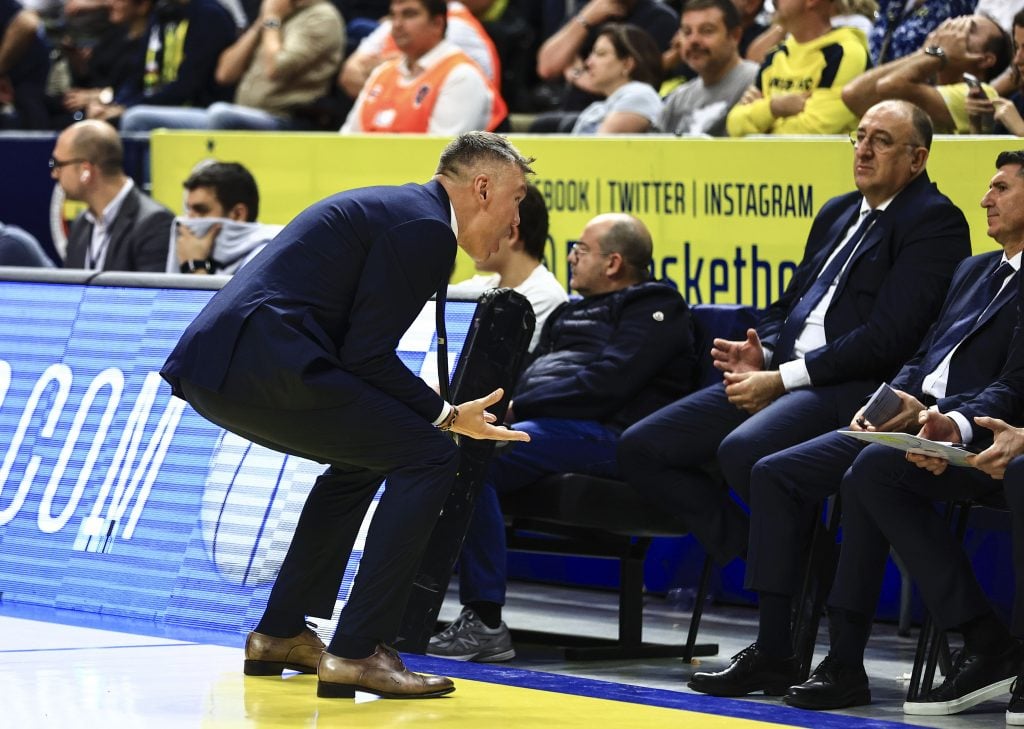 Šta bi ovo? Košem kakav se retko viđa, u poslednjoj stotinki srušen šampion! (VIDEO)