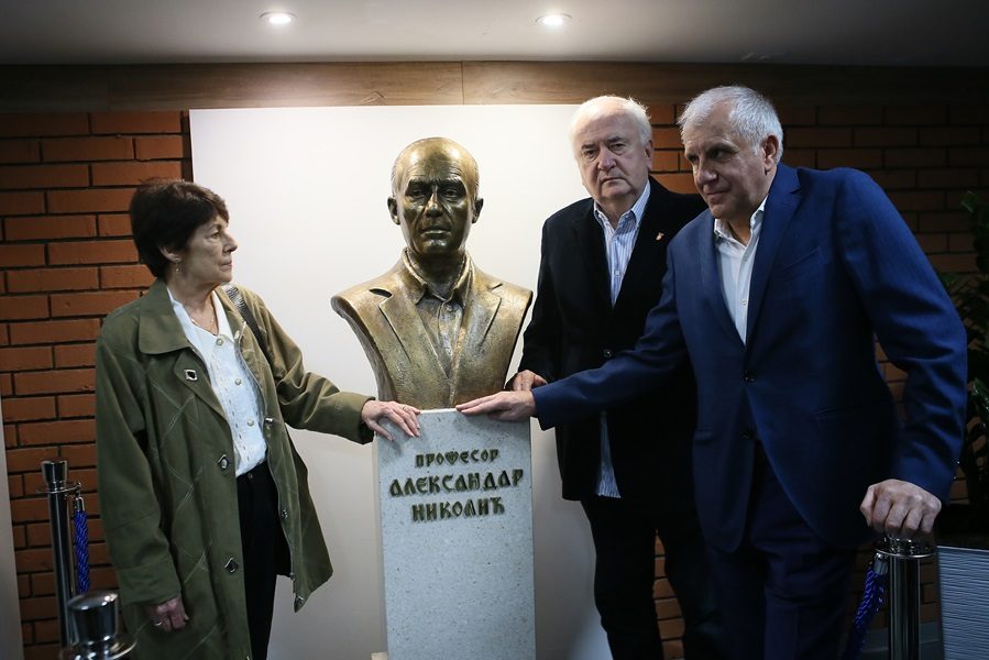 Otkrivena bista profesora Aleksandra Nikolića (FOTO)