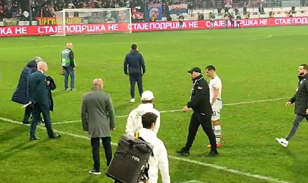 DŽAKA NA „ZUMU“ NAŠE KAMERE Nije bio raspoložen da čestita našim igračima, ali sa Piksijem… (VIDEO)