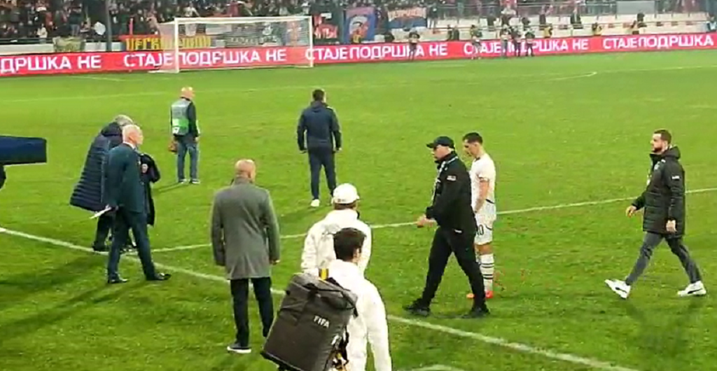 DŽAKA NA „ZUMU“ NAŠE KAMERE Nije bio raspoložen da čestita našim igračima, ali sa Piksijem… (VIDEO)