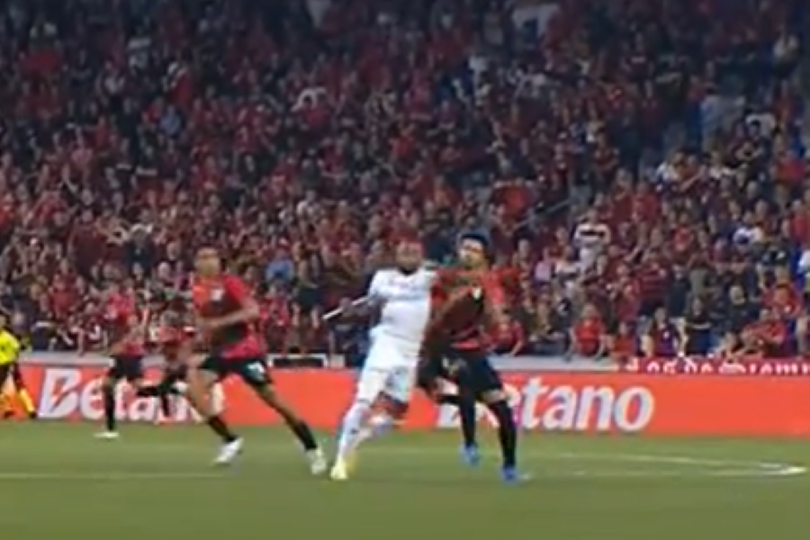 ŠALJITE GA ODMAH KOD SUDIJE, PA U ZATVOR Napadač Kruzeira divljački nasrnuo laktom na rivala, pa dobio crveni u petoj sekundi! (VIDEO)