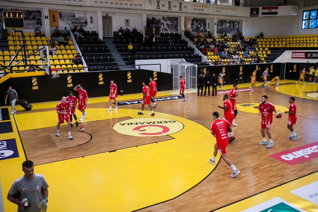 POLUVREME Zvezda se muči u Splitu, vodi zahvaljujući Teovim assistencijama i trojkama Dobrića i Kenana