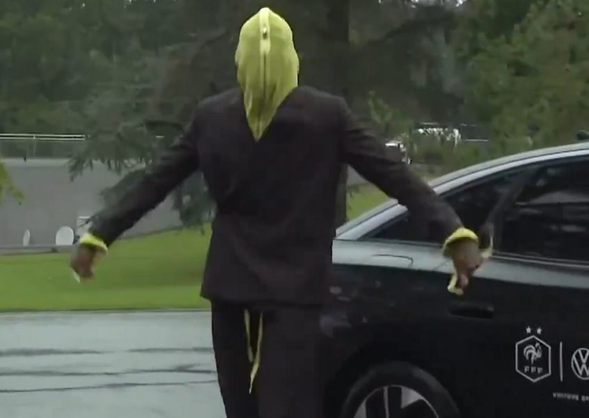 PREVAZIŠAO SAIGRAČE Francuski fudbaler maskiran došao na okupljanje reprezentacije (VIDEO)