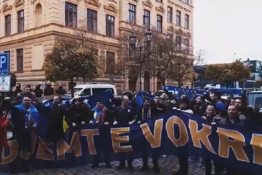Kako ova zastava sme da bude na tribinama u Prištini? UEFA mora da kazni tzv. Kosovo! (FOTO)