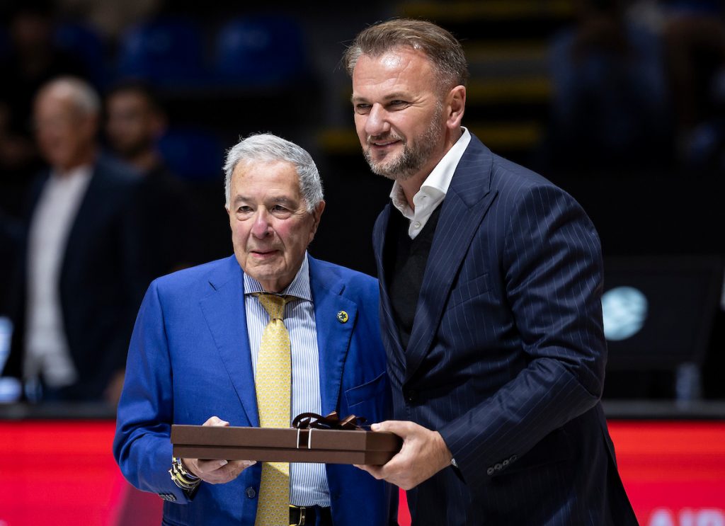 SLIKE IZ PIONIRA Poklon za prvog čoveka Makabija i specijalan gost kog bi Arena glasno dočekala! Šta radi Karlik dok ga istežu? (FOTO)