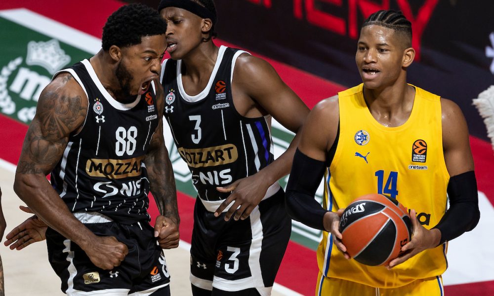 TENK GA NE BI POMERIO Rivero kao da je udarao u armirani beton, Tajrika je srušio tek kada ga je udario laktom u glavu (VIDEO)