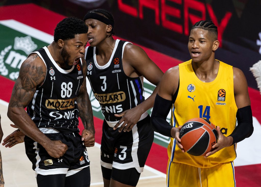 TENK GA NE BI POMERIO Rivero kao da je udarao u armirani beton, Tajrika je srušio tek kada ga je udario laktom u glavu (VIDEO)