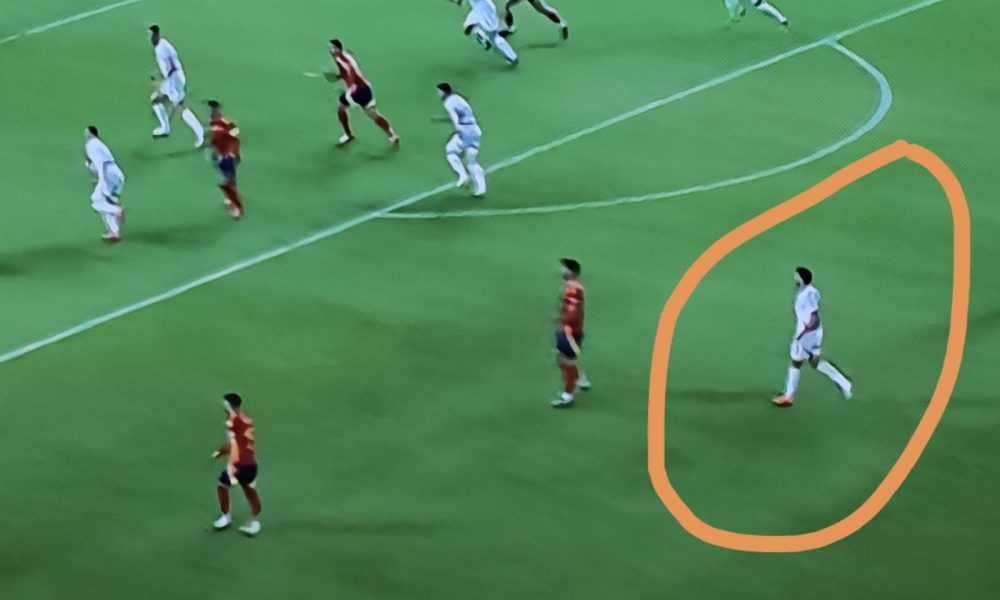 „BOSONOGI I NEBO“ Samardžić na natopljenom terenu ostao bez kopačke, vraćao se u odbranu bos, samo da se… (VIDEO)