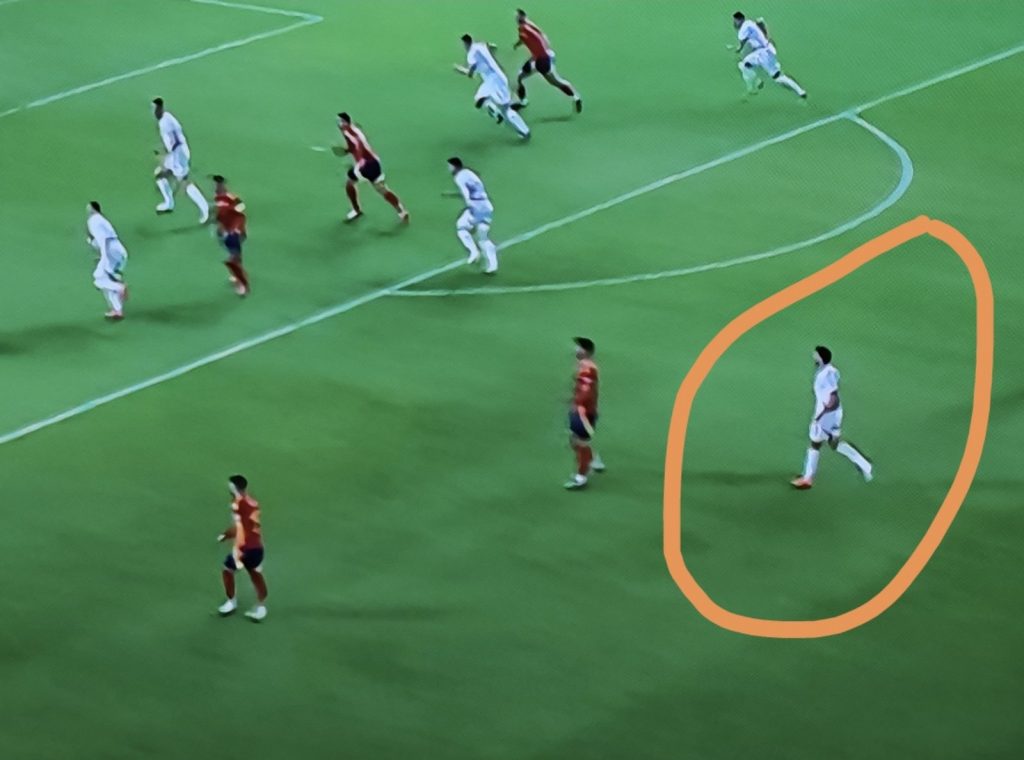 „BOSONOGI I NEBO“ Samardžić na natopljenom terenu ostao bez kopačke, vraćao se u odbranu bos, samo da se… (VIDEO)