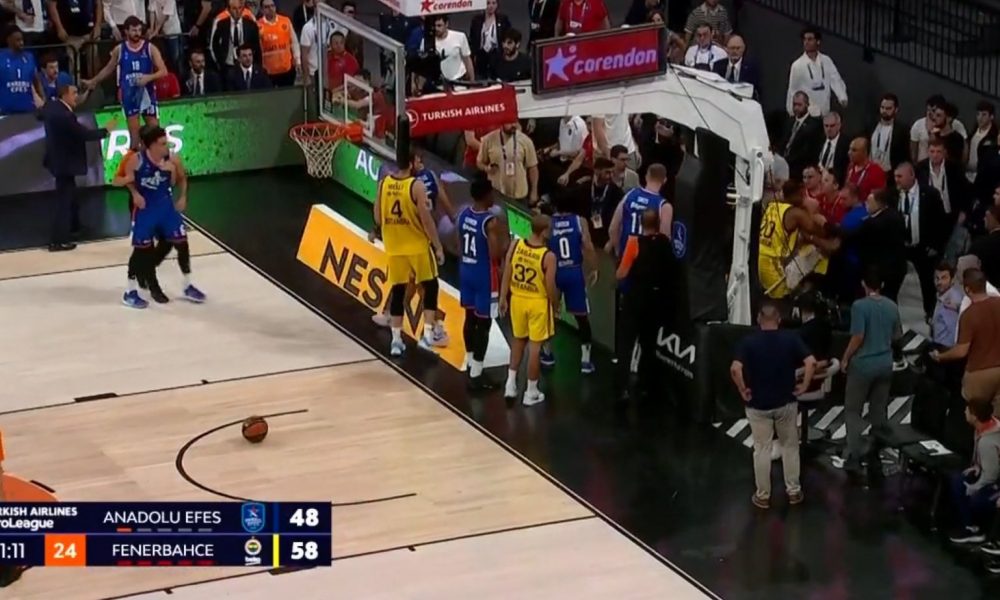 TUČA U ISTANBULU Biberović i Brajant se dohvatili pod košem, pa su obojica isključeni (VIDEO)