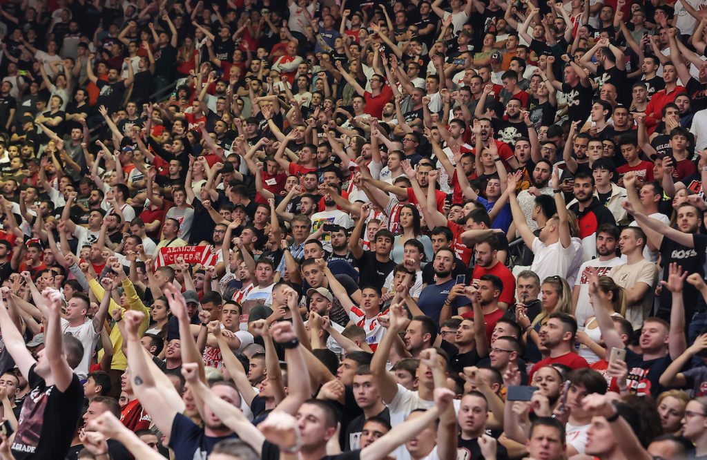 VELIKA LJUBAV Podrška Zvezdi… Specijalni navijač stiže na derbi iz Beča