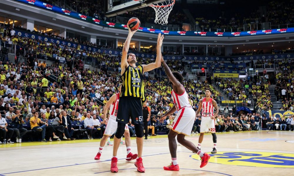 DRAMA NA BOSFORU, ALI SAMO U PRVIH POLA SATA Fenerbahče u poslednjih 10 minuta slomio otpor Pirejaca, Marjanović debitovao