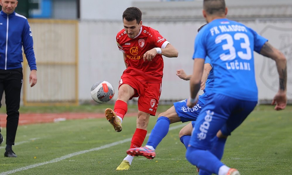 INTERESANTNA SITUACIJA U BAČKOJ TOPOLI Fudbaler Kragujevčana dodao loptu svom golmanu, pa dobio žuti karton (VIDEO)