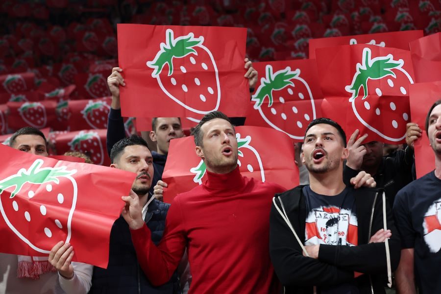 PODRŠKA IZ PRVIH REDOVA Fudbaleri bodre košarkaše Zvezde u derbiju, među njima je i bivši kapiten (FOTO)