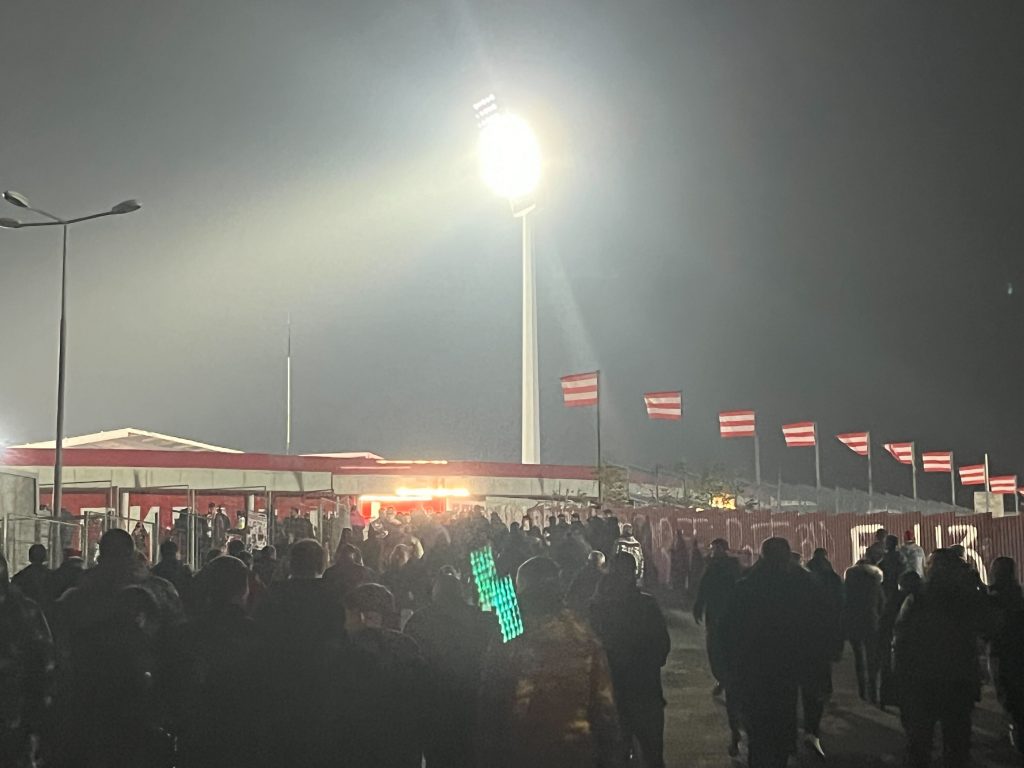 ZNATNO MANJE INTERESOVANJE NEGO ZA BARSELONU „Marakana“ se polako puni, „delije“ i navijači Štutgarta počeli sa prepucavanjem (VIDEO)