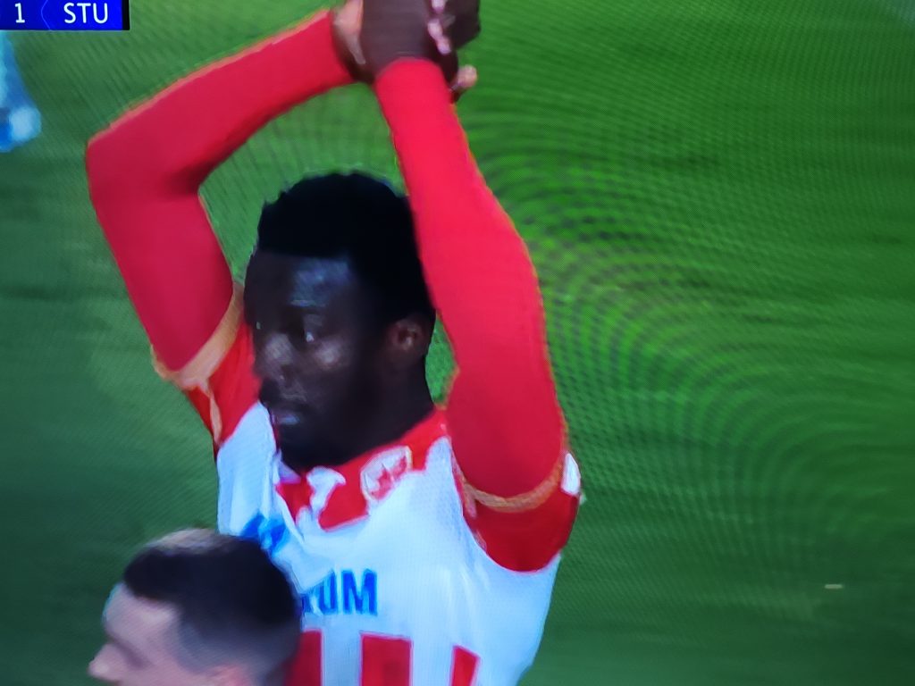 BRZO IZJEDNAČENJE I BIZARNA SITUACIJA Silas pogodio mrežu Štutgarta pa se izvinjavao navijačima gostiju (VIDEO)