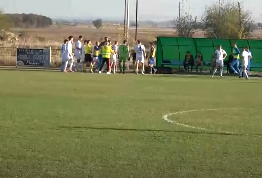 SVEGA IMA U SRPSKOM FUDBALU Golman Timoka davio pomoćnog sudiju jer nije podigao zastavicu (VIDEO)