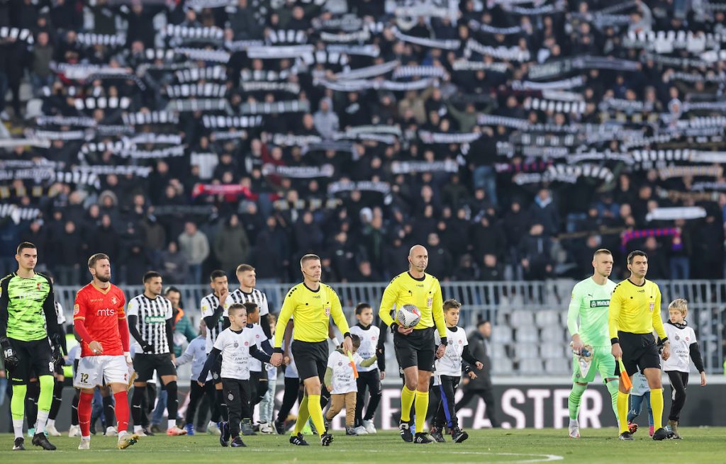 POSLE NOVOG KIKSA „Grobari“ pozvali igrače pod južnu tribinu i preneli im jasnu i oštru poruku! (VIDEO)
