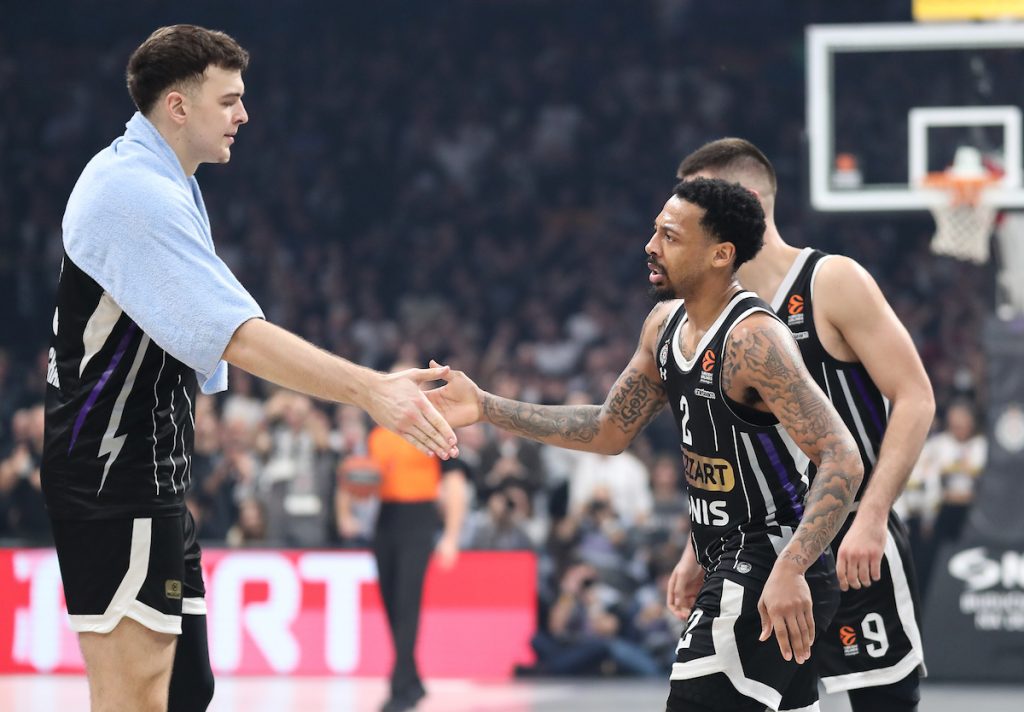 ŠOU NA TRENINGU PARTIZANA Balša i Karlik igrali basket jedan na jedan! Evo za koga su saigrači glasno navijali (VIDEO)