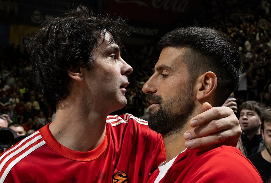 Đoković ušao na teren čestitao Zvezdinim igračima! Sa dvojicom se zagrlio (VIDEO)