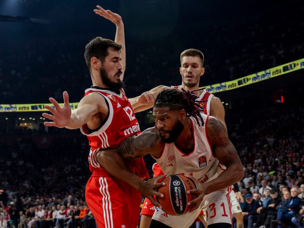 SJAJNA IGRA I VOĐSTVO NA POLUVREMENU Razigrana Zvezda „pleše“ protiv Bajerna! Crveno-beli imaju „+8“ na pauzi (VIDEO)