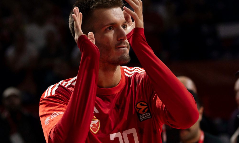 ZAGREVANJE NA TRIBINAMA Počelo nadmetanje „delija“ i „grobara“! U centru pažnje je Petrušev (VIDEO)