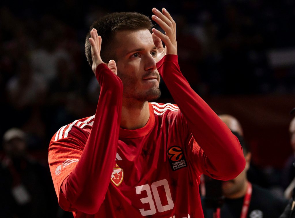 ZAGREVANJE NA TRIBINAMA Počelo nadmetanje „delija“ i „grobara“! U centru pažnje je Petrušev (VIDEO)