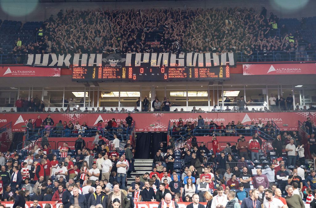 HAOS KOJI SE NIJE VIDEO U PRENOSU „Grobari“ zasuli navijače Zvezde punim čašama (VIDEO)