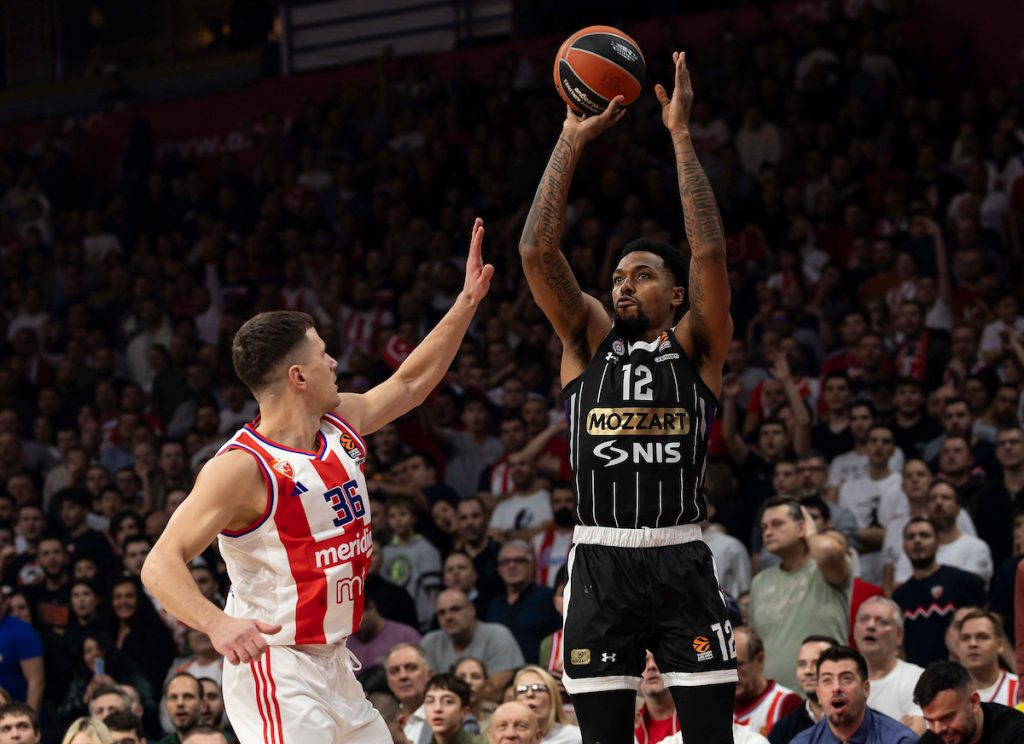 CRNO-BELI ZABORAVILI NA ŠUT ZA DVA POENA Partizan tokom prve četvrtine čak 15 puta pokušao da pogodi trojku (VIDEO)