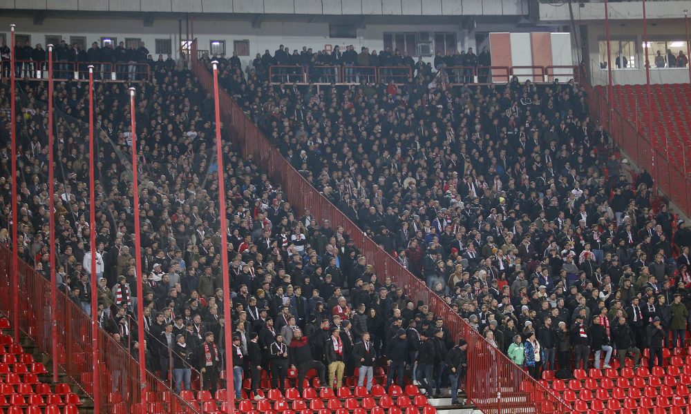 JOŠ IH BOLI „PETARDA“ Direktor Štutgarta udara na Srbiju i Zvezdu: Navijače su nam skidali gole, na stadionu su ih držali dva sata! UEFA mora da…