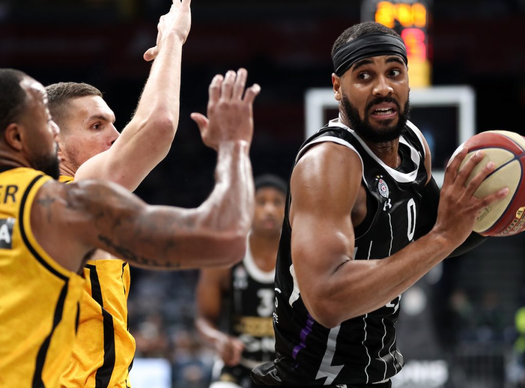 POLUVREME U ARENI Partizan dominira i s pola gasa, na odmoru ima plus 22, Majk zasladio (VIDEO)